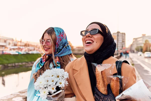 Pareja Mujer Una Vistiendo Hijab Vestido Moderno Pero Tradicional Otra —  Fotos de Stock