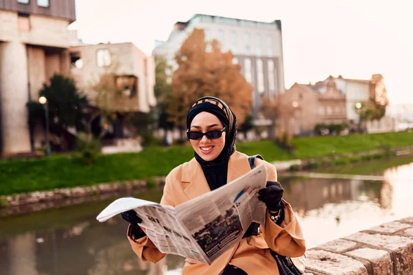 Una Donna Hijab Decorata Con Grazia Una Fusione Vecchi Moderni — Foto Stock