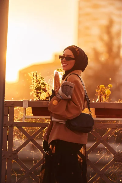 Una Mujer Hijab Con Gafas Sol Elegantes Elegante Atuendo Francés —  Fotos de Stock