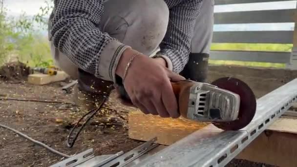 一位年轻人用金属切割的技巧帮助他的父亲修理他们的房屋栅栏 表现出精准 努力工作和创造力 同时培养团队精神和高质量的相处时间 — 图库视频影像