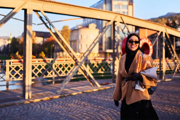 Hidžáb Žena Stylových Slunečních Brýlích Elegantní Francouzské Oblečení Procházka Městem — Stock fotografie