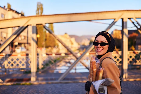 Una Donna Hijab Eleganti Occhiali Sole Elegante Vestito Francese Passeggiando — Foto Stock