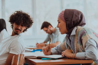 Çeşitli öğrencilerden oluşan bir grup, modern bir sınıfta kendilerini eğiterek, işbirliği ve bilgi alışverişinin gücünü kucaklayarak, canlı bir tartışmaya girişiyor.