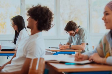 Çeşitli öğrencilerden oluşan bir grup, modern bir sınıfta kendilerini eğiterek, işbirliği ve bilgi alışverişinin gücünü kucaklayarak, canlı bir tartışmaya girişiyor.