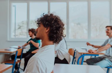 Çeşitli öğrencilerden oluşan bir grup, modern bir sınıfta kendilerini eğiterek, işbirliği ve bilgi alışverişinin gücünü kucaklayarak, canlı bir tartışmaya girişiyor.