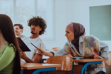 Çeşitli öğrencilerden oluşan bir grup, modern bir sınıfta kendilerini eğiterek, işbirliği ve bilgi alışverişinin gücünü kucaklayarak, canlı bir tartışmaya girişiyor.