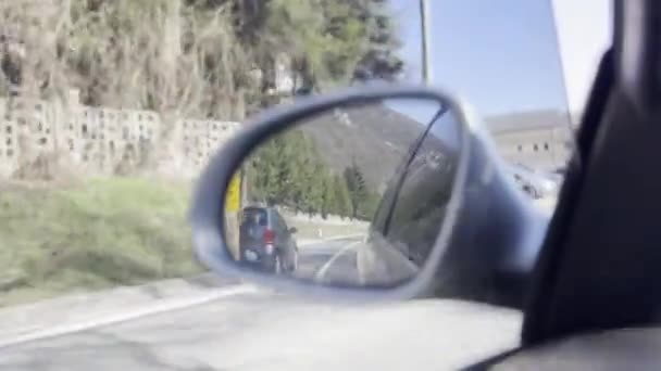 Gün Batımında Arabanın Dikiz Aynası Yolda Görünümünü — Stok video
