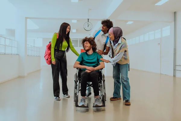 Modern bir üniversitede, aralarında Afrikalı Amerikalı bir öğrenci ve tesettürlü bir kadının da bulunduğu bir grup öğrenci, tekerlekli sandalyeye mahkum meslektaşlarıyla birlikte koridorda yürüyorlar..