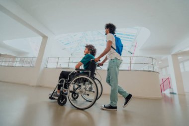 Afrikalı Amerikalı bir öğrenci, arkadaşlarını tekerlekli sandalyeyle modern bir okula sokuyor. Engelli insanlara yardım etme gücünü, ulaşılabilirliğini ve arkadaşlığın gücünü gösteriyor..