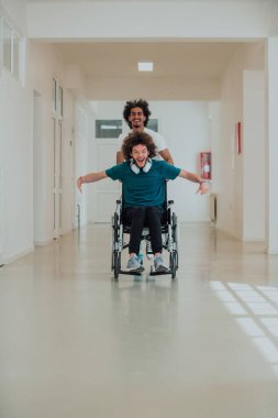 Afro-Amerikan hastane teknisyeni hastane koridorlarında şefkatle geziniyor, tekerlekli sandalyeye mahkum iş arkadaşını itiyor, birlik, destek ve kapsayıcılığı simgeliyor.. 
