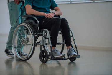 Afrikalı Amerikalı bir öğrenci, arkadaşlarını tekerlekli sandalyeyle modern bir okula sokuyor. Engelli insanlara yardım etme gücünü, ulaşılabilirliğini ve arkadaşlığın gücünü gösteriyor..