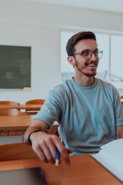 Öğrenci modern bir sınıfta dersleri dikkatle izler.. 