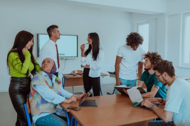 Çeşitli öğrencilerden oluşan bir grup modern bir okul sınıfında toplanıyor, çeşitli projeler hakkında ateşli tartışmalar yapıyorlar, takım çalışmalarını kucaklıyorlar ve teknolojilerini geliştirmek için kullanıyorlar.