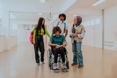 Modern bir üniversitede, aralarında Afrikalı Amerikalı bir öğrenci ve tesettürlü bir kadının da bulunduğu bir grup öğrenci, tekerlekli sandalyeye mahkum meslektaşlarıyla birlikte koridorda yürüyorlar..