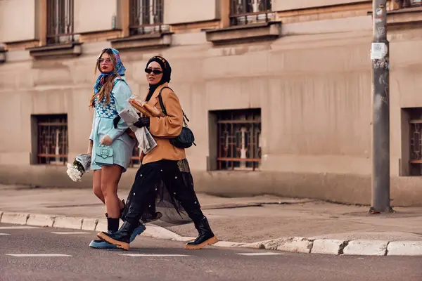 Birinde tesettür ve modern ama geleneksel bir elbise, diğerinde ise mavi bir elbise ve eşarp giyip gün batımında şehirde birlikte yürüyen bir çift. Biri bir buket ekmek taşırken,