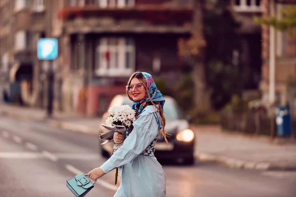 Zarif Mavi Geleneksel Bir Elbiseyle Süslenmiş Bir Kadının Cazibesi Elinde — Stok fotoğraf