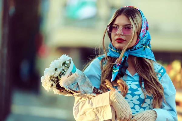 Очарование Женщины Украшенной Изысканным Голубым Традиционным Платьем Несущей Синюю Сумочку — стоковое фото