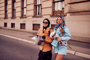 Birinde tesettür ve modern ama geleneksel bir elbise, diğerinde ise mavi bir elbise ve eşarp giyip gün batımında şehirde birlikte yürüyen bir çift. Biri bir buket ekmek taşırken,