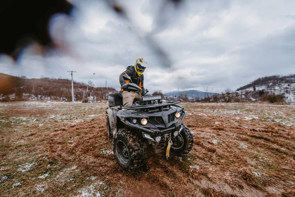 Man Fearlessly Enjoying Adventurous Ride Atv Quad Hazardous Snowy Terrain — Stock Photo, Image