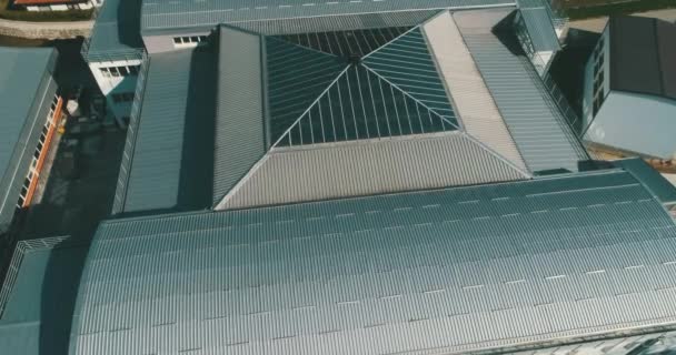 Nowoczesny Budynek Szklanym Dachem Widokiem Ptaki Podkreślający Innowacyjny Design Imponującą — Wideo stockowe
