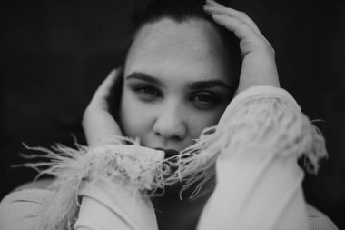 Doğal olarak güzel olan genç bir kadının yakından çekilmiş, rötuşlanmamış portresi otantik ve değiştirilmemiş yüz hatlarını sergiliyor, hiçbir dijital gelişme olmadan gerçek güzelliğin özünü yakalıyor.