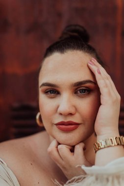 Doğal olarak güzel olan genç bir kadının yakından çekilmiş, rötuşlanmamış portresi otantik ve değiştirilmemiş yüz hatlarını sergiliyor, hiçbir dijital gelişme olmadan gerçek güzelliğin özünü yakalıyor.