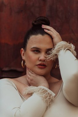 Doğal olarak güzel olan genç bir kadının yakından çekilmiş, rötuşlanmamış portresi otantik ve değiştirilmemiş yüz hatlarını sergiliyor, hiçbir dijital gelişme olmadan gerçek güzelliğin özünü yakalıyor.