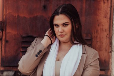 Doğal olarak güzel olan genç bir kadının yakından çekilmiş, rötuşlanmamış portresi otantik ve değiştirilmemiş yüz hatlarını sergiliyor, hiçbir dijital gelişme olmadan gerçek güzelliğin özünü yakalıyor.