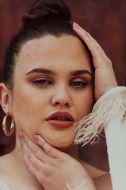 Doğal olarak güzel olan genç bir kadının yakından çekilmiş, rötuşlanmamış portresi otantik ve değiştirilmemiş yüz hatlarını sergiliyor, hiçbir dijital gelişme olmadan gerçek güzelliğin özünü yakalıyor.