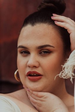 Doğal olarak güzel olan genç bir kadının yakından çekilmiş, rötuşlanmamış portresi otantik ve değiştirilmemiş yüz hatlarını sergiliyor, hiçbir dijital gelişme olmadan gerçek güzelliğin özünü yakalıyor.