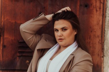 Doğal olarak güzel olan genç bir kadının yakından çekilmiş, rötuşlanmamış portresi otantik ve değiştirilmemiş yüz hatlarını sergiliyor, hiçbir dijital gelişme olmadan gerçek güzelliğin özünü yakalıyor.