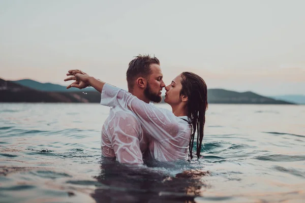 Romantic Young Couple Sharing Passionate Kiss Amidst Serene Beauty Ocean — Stock Photo, Image