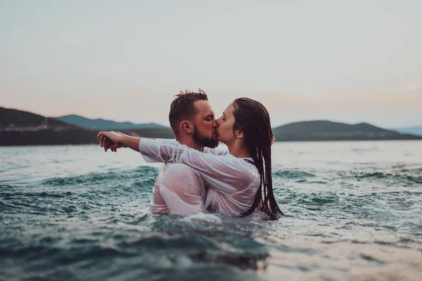 Ett Romantiskt Ungt Par Som Delar Passionerad Kyss Mitt Havets — Stockfoto