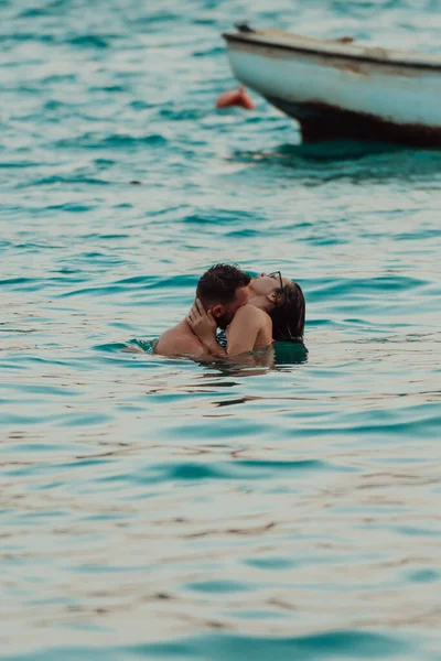 일몰에 바다의 고요한 아름다움 가운데 열정적인 키스를 낭만적인 — 스톡 사진