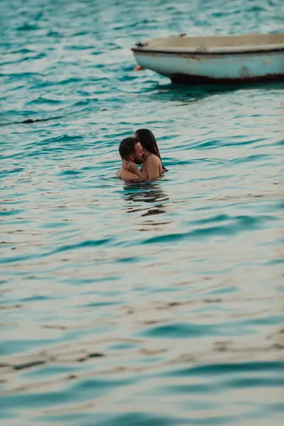 Romantyczna Młoda Para Dzieląca Namiętny Pocałunek Pośród Pogodnego Piękna Oceanu — Zdjęcie stockowe