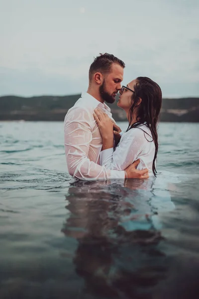 Ett Romantiskt Ungt Par Som Delar Passionerad Kyss Mitt Havets — Stockfoto