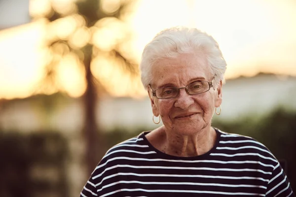 Нефильтрованный Портрет Настоящая Пожилая Женщина Сидит Изящно Кресле Демонстрируя Подлинность — стоковое фото