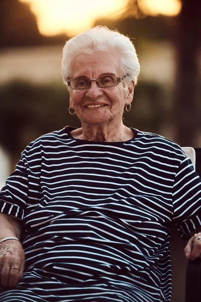 여과되지 초상화 여성은 의자에 우아하게 주름과 자연스러운 얼굴로 노화의 진정성을 — 스톡 사진