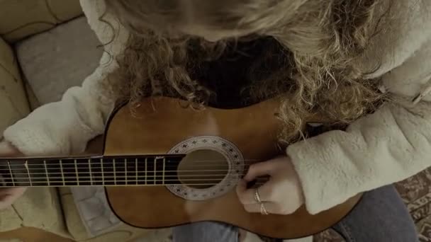 Joven Pelo Rizado Toca Guitarra Acústica Con Pasión Talento Comodidad — Vídeo de stock