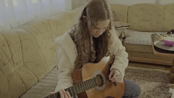 Joven Pelo Rizado Toca Guitarra Acústica Con Pasión Talento Comodidad — Vídeos de Stock