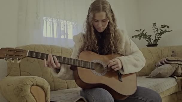 Het Jonge Krullende Meisje Speelt Haar Akoestische Gitaar Met Passie — Stockvideo