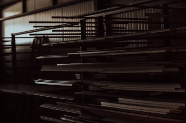 Orman endüstrisinde geniş bir depo. Tahtalar ve depoda düzenli olarak düzenlenmiş kereste ürünleri de dahil olmak üzere bir sürü ahşap ürün sergileniyor.. 