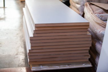 Orman endüstrisinde geniş bir depo. Tahtalar ve depoda düzenli olarak düzenlenmiş kereste ürünleri de dahil olmak üzere bir sürü ahşap ürün sergileniyor.. 