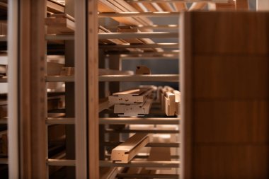 Orman endüstrisinde geniş bir depo. Tahtalar ve depoda düzenli olarak düzenlenmiş kereste ürünleri de dahil olmak üzere bir sürü ahşap ürün sergileniyor.. 