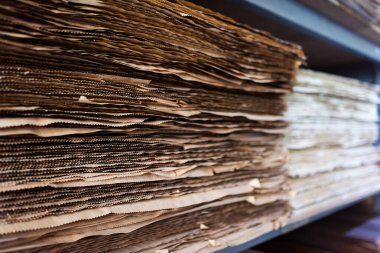 Son ahşap ve karton ürünler modern, geniş bir depo içinde düzenli bir şekilde düzenlenir, verimli depolama ve dağıtım için hazır zanaatkarlığın doruk noktasını gözler önüne serilir.