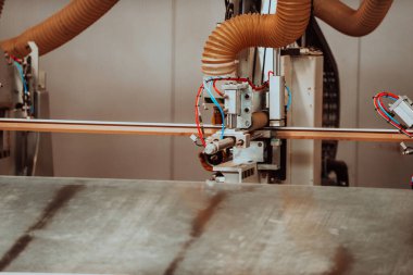 Modern bir ahşap işleme tesisinde, modern bir CNC makinesinde kusursuz bir hassas teknoloji ve geleneksel zanaatkarlık sergileniyor, çeşitli bir dizi üretmek için uyum içinde çalışıyor.