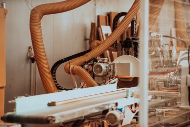 Modern bir ahşap işleme tesisinde, modern bir CNC makinesinde kusursuz bir hassas teknoloji ve geleneksel zanaatkarlık sergileniyor, çeşitli bir dizi üretmek için uyum içinde çalışıyor.