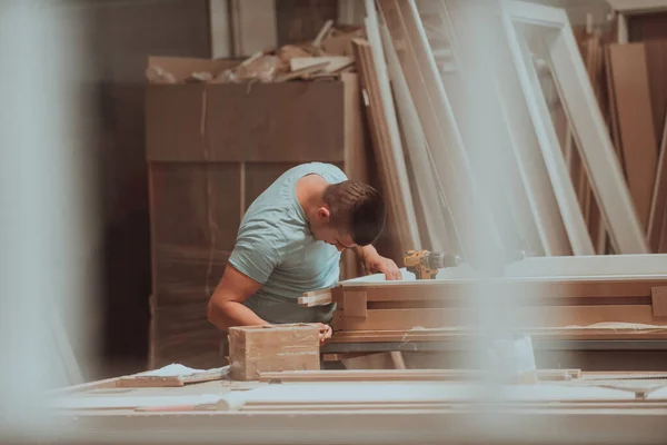 Ein Facharbeiter Der Holzbearbeitenden Industrie Setzt Moderne Maschinen Geschickt Ein — Stockfoto