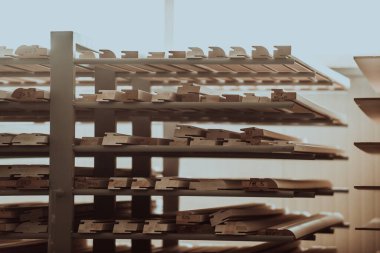 Orman endüstrisinde geniş bir depo. Tahtalar ve depoda düzenli olarak düzenlenmiş kereste ürünleri de dahil olmak üzere bir sürü ahşap ürün sergileniyor.. 