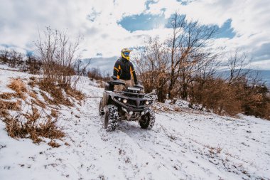 Genç ve maceraperest bir çift, karlı dağlık arazide ATV Quad sürerken aşkın ve heyecanın neşesini kucaklıyor.. 